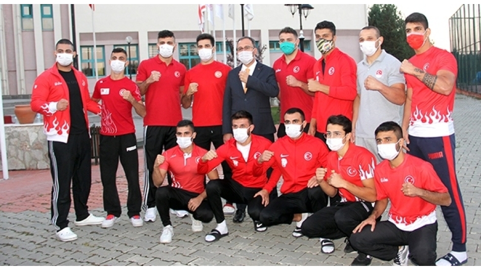 Bakan Kasapoğlu milli boksörleri ziyaret etti